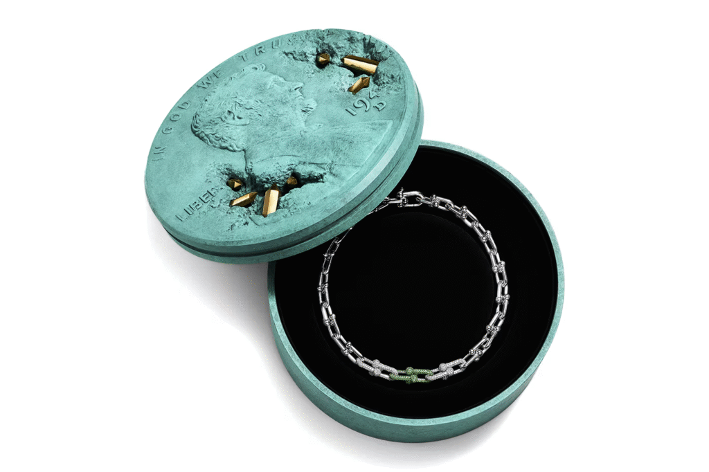 Tiffany & Co. e Daniel Arsham revelam "The Bronze Eroded Penny Vessel"