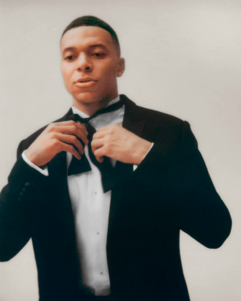 Jonathan Anderson revela primeiros vislumbres de sua estreia na Dior com vídeos de Kylian Mbappé