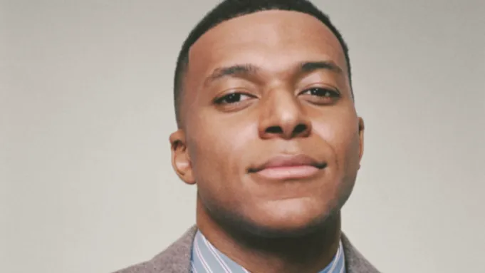 Jonathan Anderson revela primeiros vislumbres de sua estreia na Dior com vídeos de Kylian Mbappé