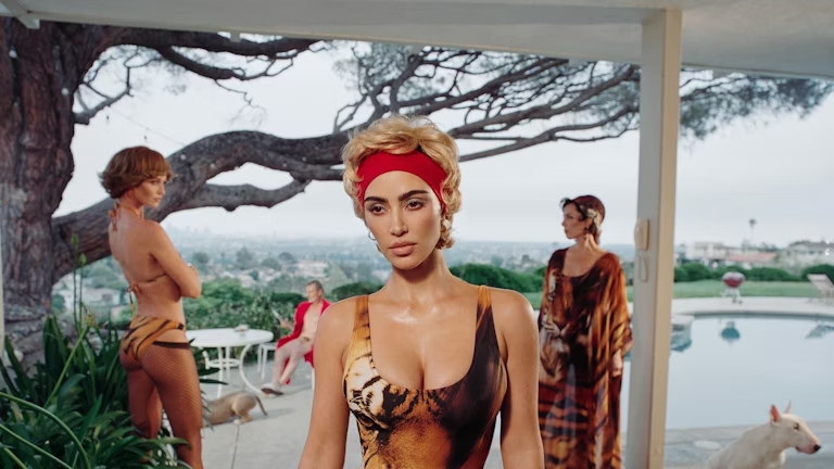 Skims x Roberto Cavalli: nova collab de moda praia chega cheia de glamour