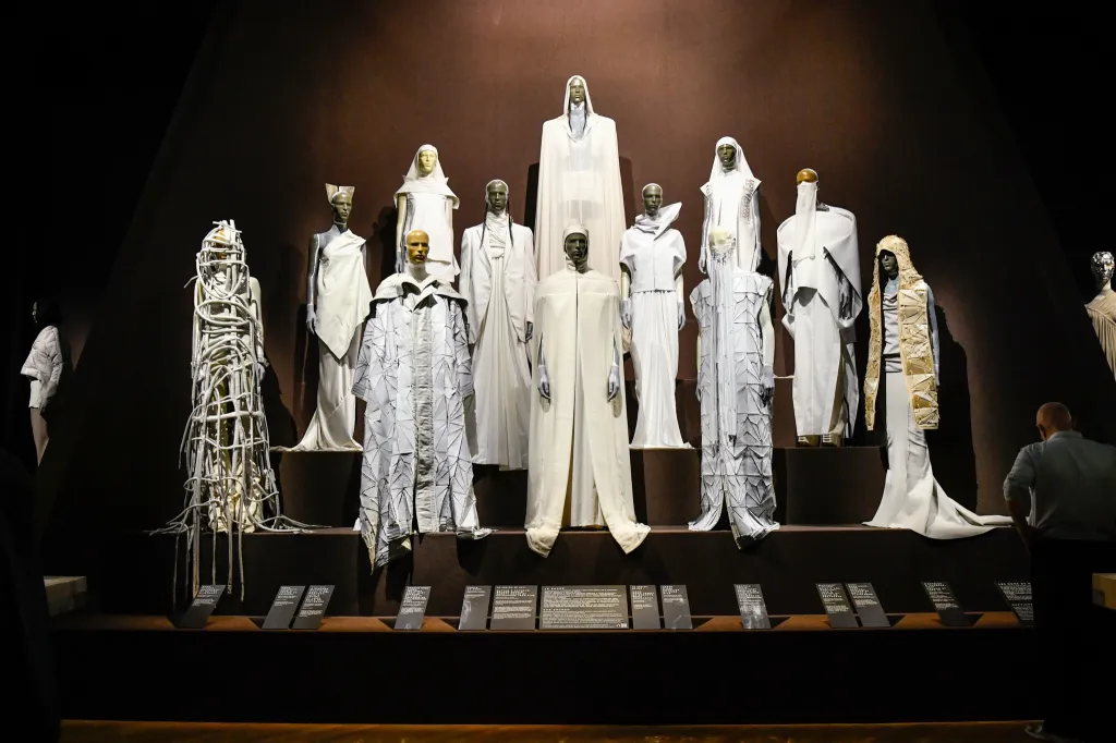Rick Owens ganha exposição inédita em Paris, cheia de história e moda