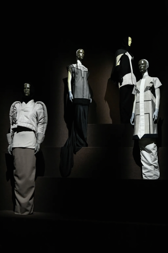 Rick Owens ganha exposição inédita em Paris, cheia de história e moda