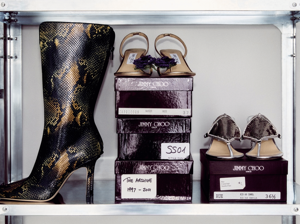 Jimmy Choo relança modelos icônicos de 1997 a 2001 em comemoração aos 30 anos da marca
