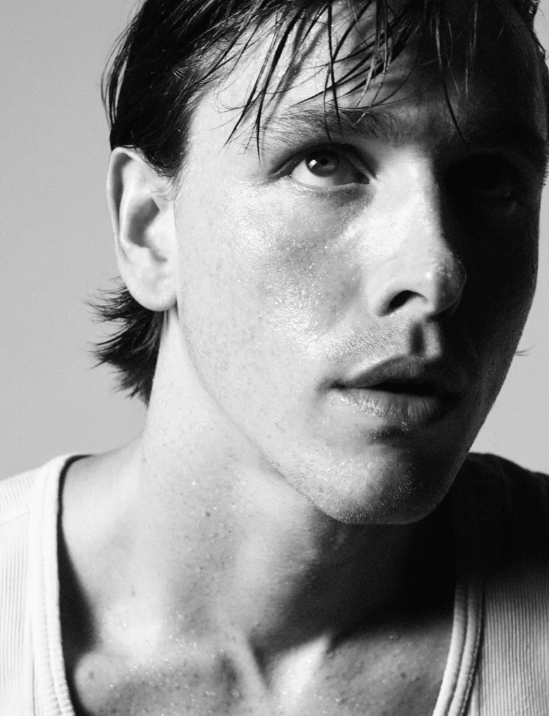 Harris Dickinson é o 1º modelo masculino da Rhode em nova campanha com Hailey Bieber
