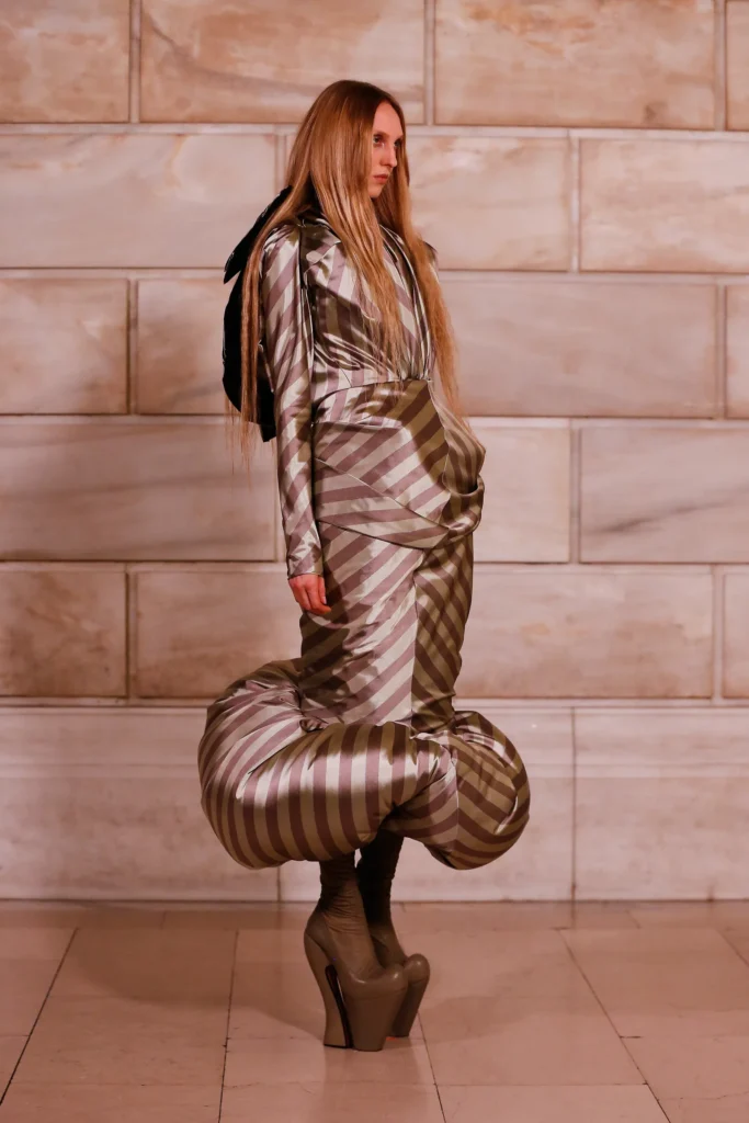 Marc Jacobs desafia o tradicional em coleção Fall 2025 Ready-To-Wear