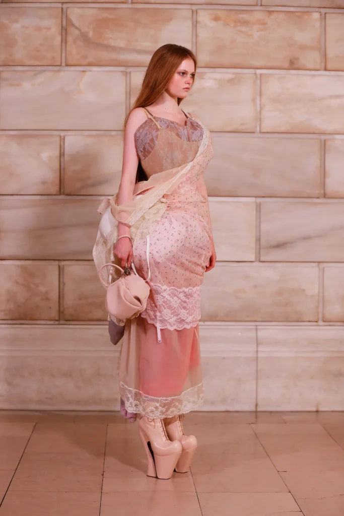 Marc Jacobs desafia o tradicional em coleção Fall 2025 Ready-To-Wear
