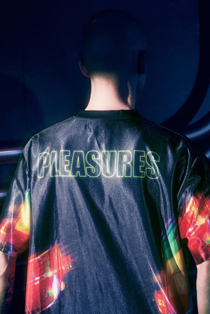 Daft Punk e PLEASURES lançam coleção que transforma ícones musicais em arte urbana