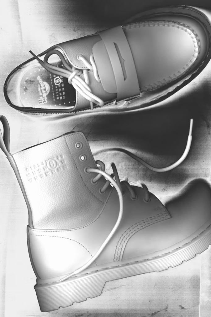 MM6 Maison Margiela e Dr. Martens lançam nova cápsula com calçados híbridos em branco total
