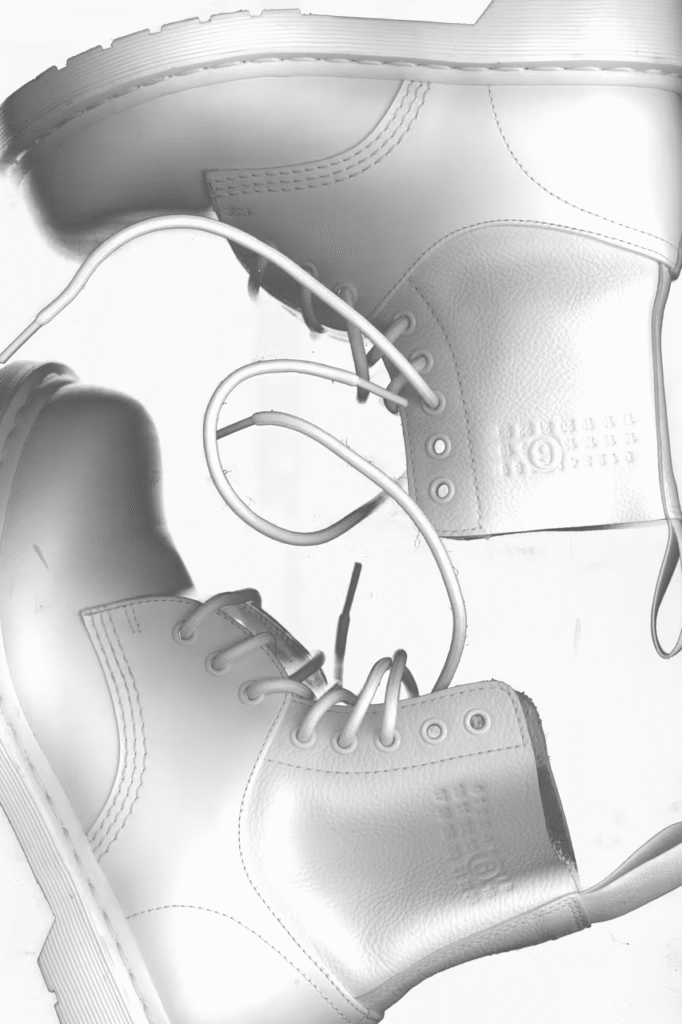 MM6 Maison Margiela e Dr. Martens lançam nova cápsula com calçados híbridos em branco total
