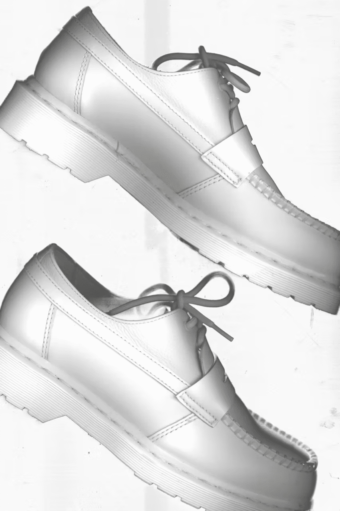 MM6 Maison Margiela e Dr. Martens lançam nova cápsula com calçados híbridos em branco total