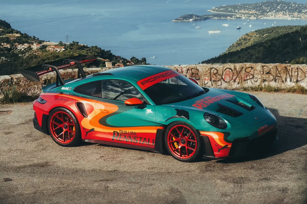 Dua Lipa e Porsche lançam 911 GT3 RS ‘Rennstall’ em leilão beneficente