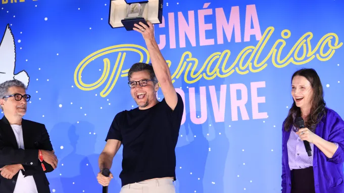 Juliette Binoche entrega o prêmio de Melhor Ator de Cannes a Wagner Moura em Paris