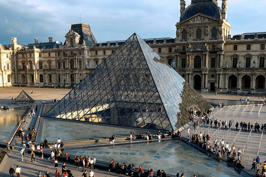 Louvre inicia projeto ambicioso de renovação com concurso internacional de €270 milhões