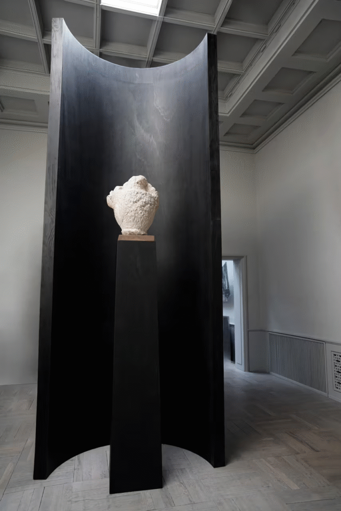 Rick Owens exposição de mobiliário em Copenhague com curadoria de Michèle Lamy e Oliver Gustav