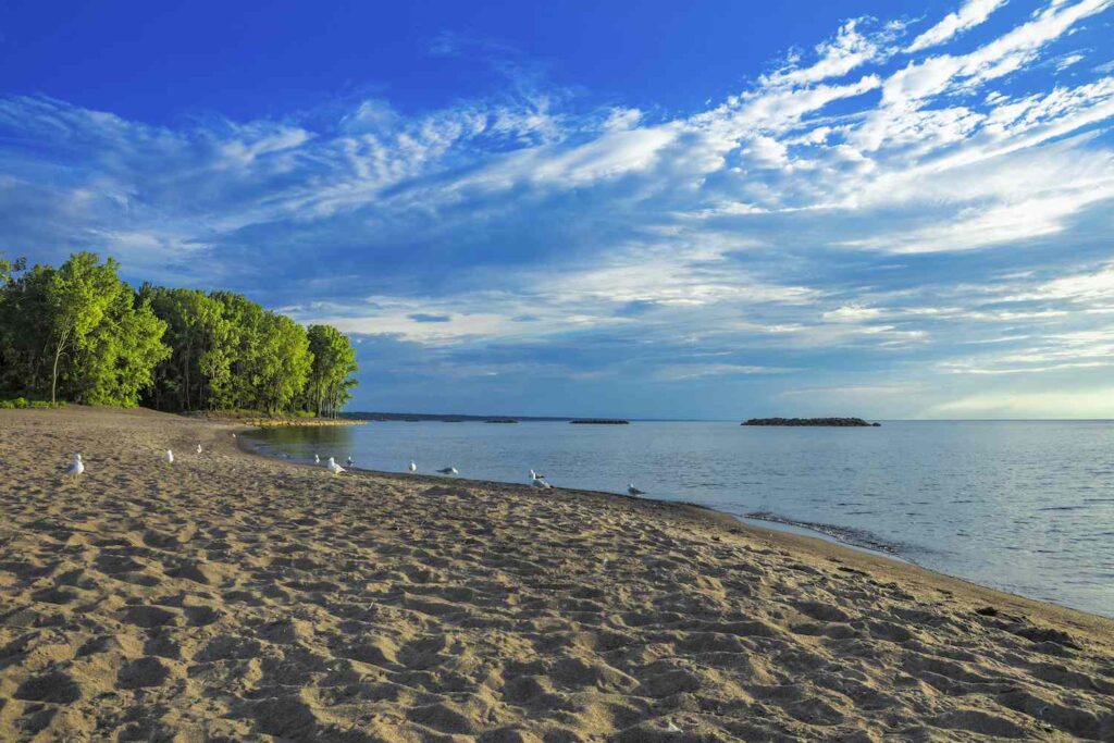 Praias dos Grandes Lagos: 6 destinos imperdíveis para o verão 2025