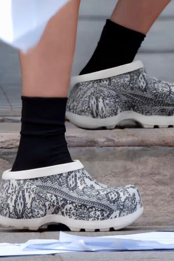 Crocs e Jean Paul Gaultier lançam collab com estética punk couture