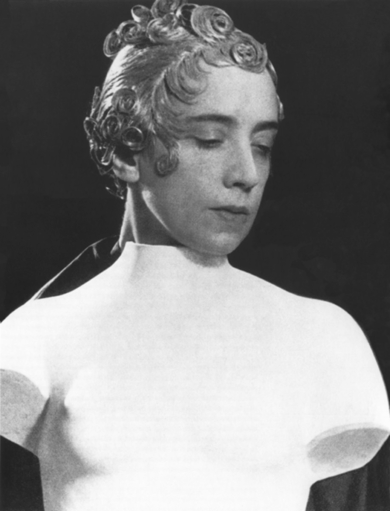 O universo de Schiaparelli e Man Ray ganha nova vida no MET de Nova York