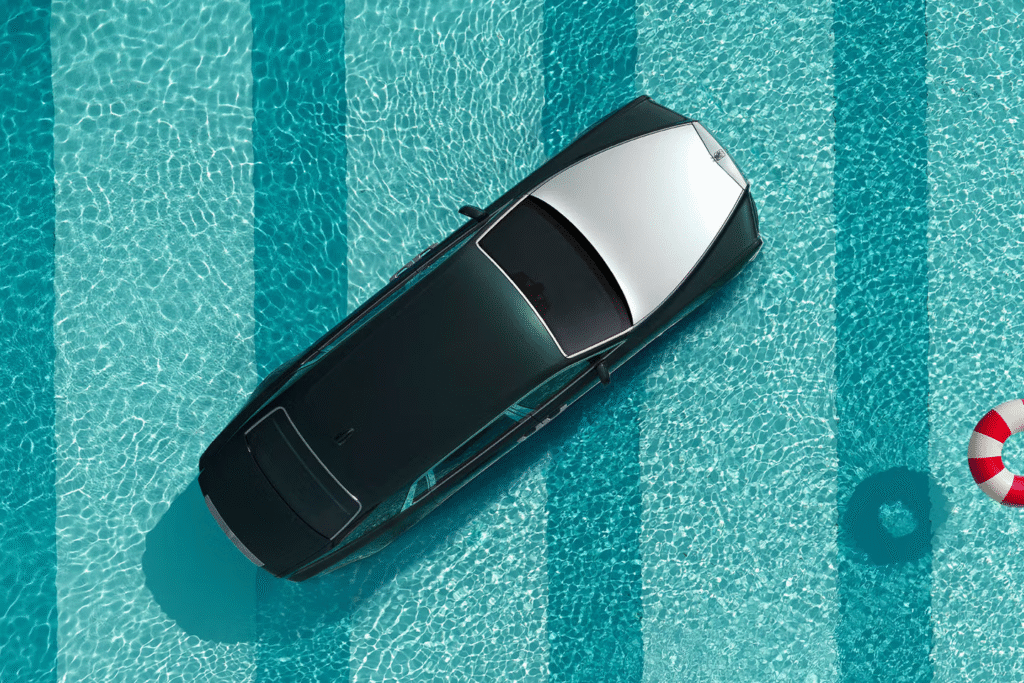 Rolls-Royce recria mito do Phantom na piscina para celebrar 100 anos