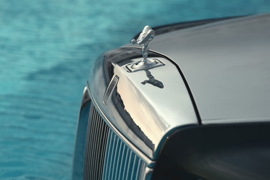 Rolls-Royce recria mito do Phantom na piscina para celebrar 100 anos