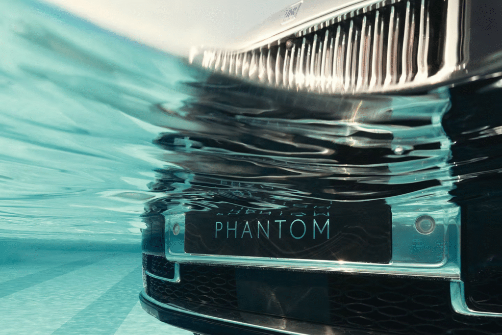 Rolls-Royce recria mito do Phantom na piscina para celebrar 100 anos