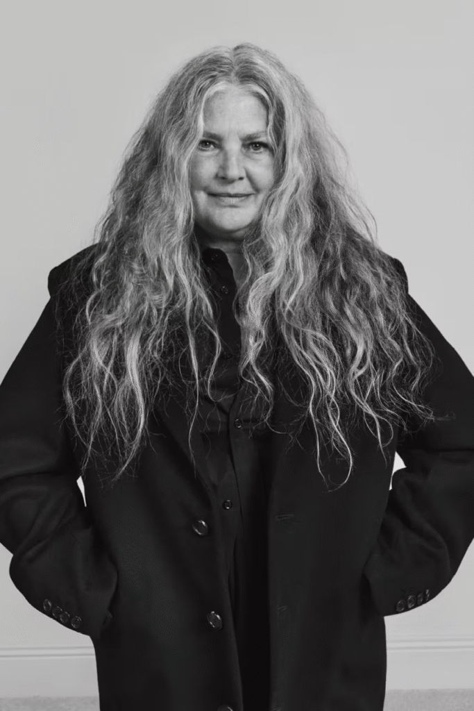 Givenchy faz homenagem a beleza feminina na 1ª campanha de Sarah Burton