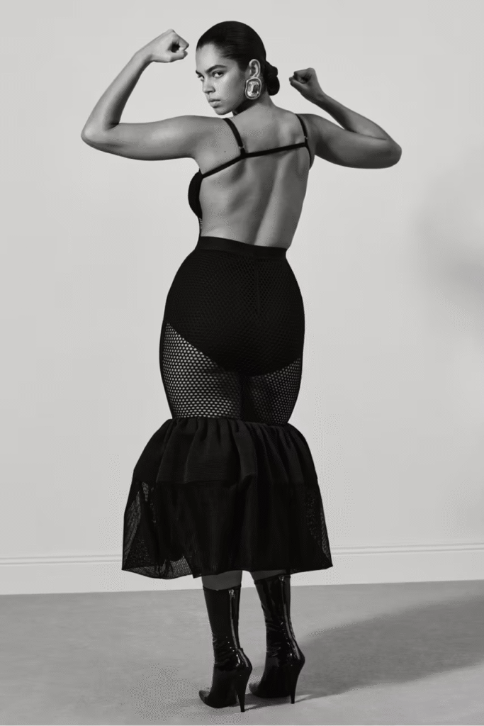 Givenchy faz homenagem a beleza feminina na 1ª campanha de Sarah Burton