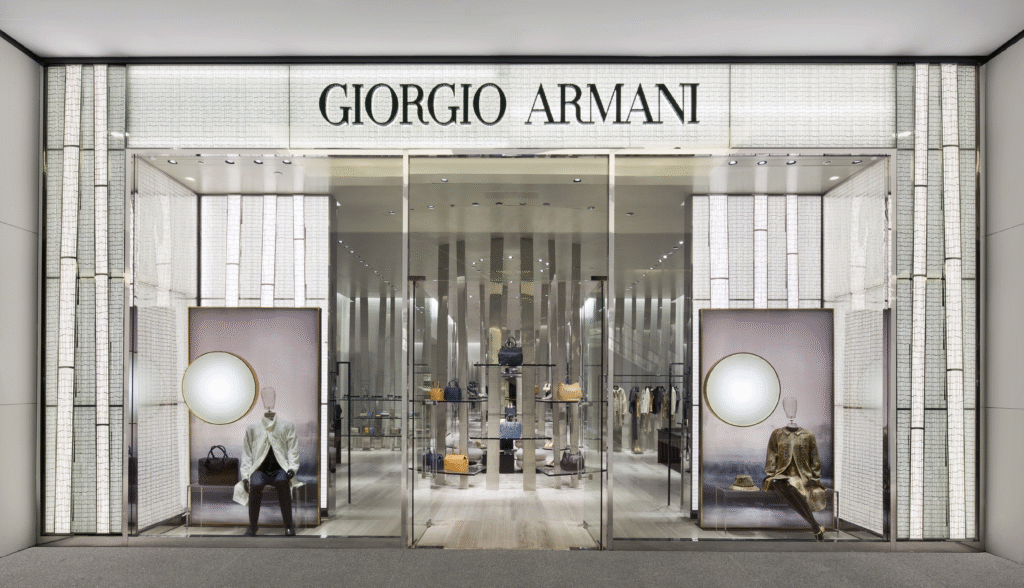 Grupo Armani é multado em US$ 4 milhões por greenwashing e práticas trabalhistas irregulares