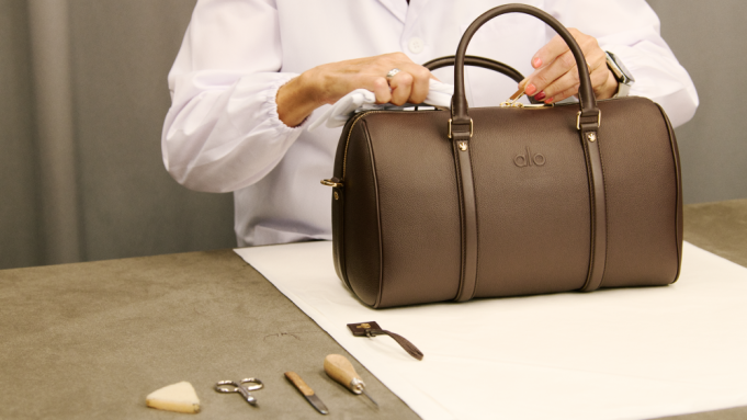 Alo estreia linha de bolsas de luxo em couro