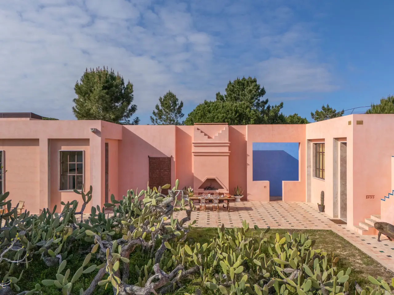 Christian Louboutin abre duas villas exclusivas em Melides e coloca mais “Vermelho” no mapa do Alentejo