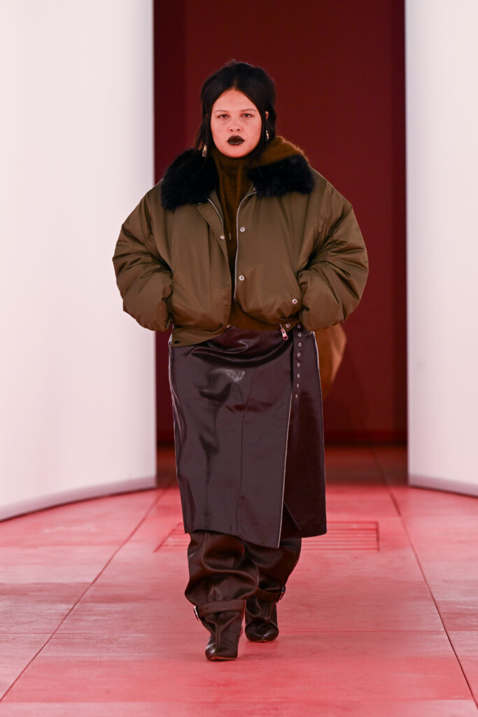 H&M apresenta coleções A/W25 em show híbrido na London Fashion Week