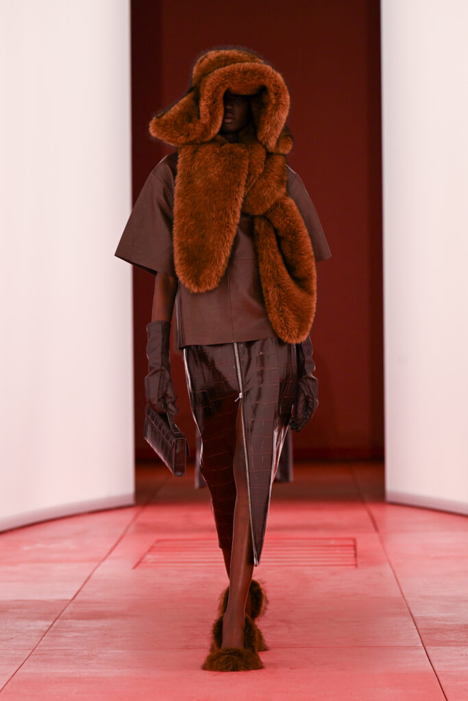H&M apresenta coleções A/W25 em show híbrido na London Fashion Week