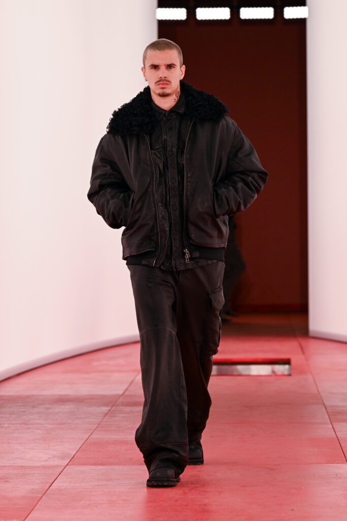 H&M apresenta coleções A/W25 em show híbrido na London Fashion Week