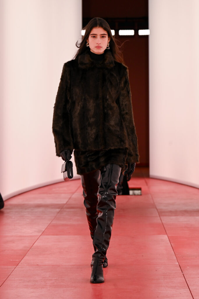 H&M apresenta coleções A/W25 em show híbrido na London Fashion Week