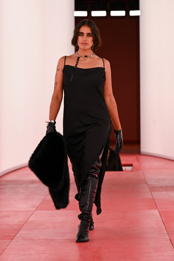 H&M apresenta coleções A/W25 em show híbrido na London Fashion Week