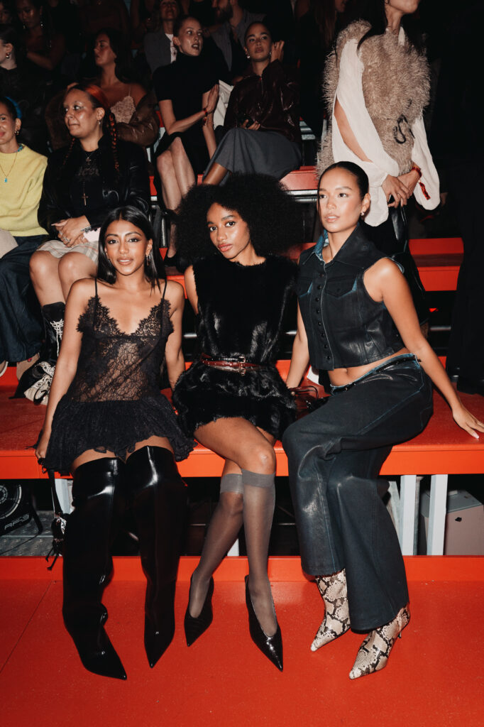 H&M apresenta coleções A/W25 em show híbrido na London Fashion Week
