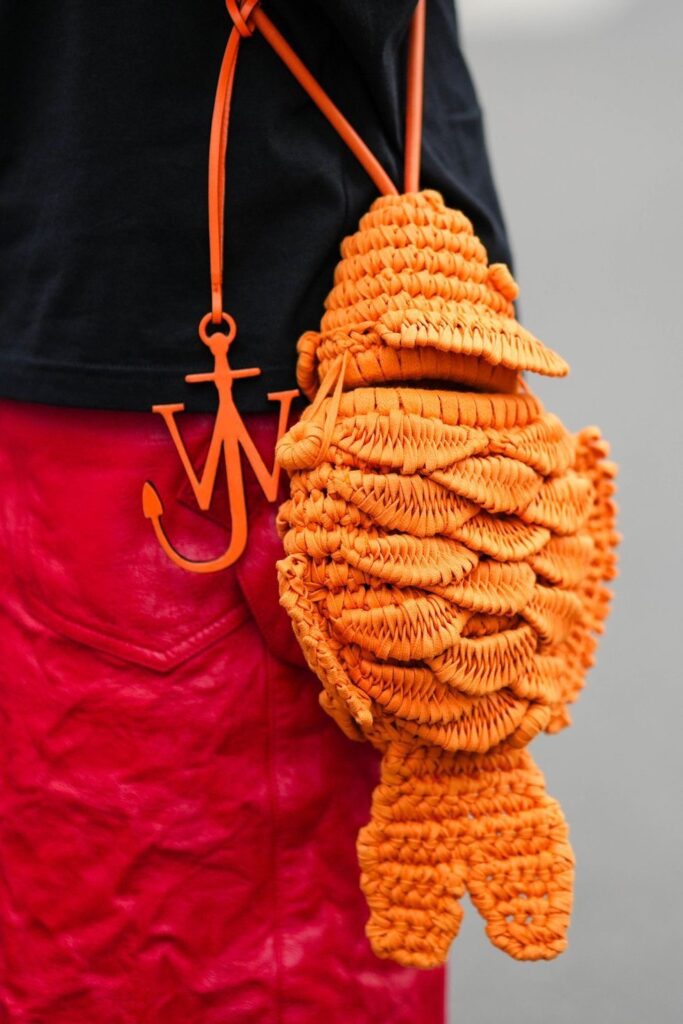 Bolsas divertidas: o acessório que transformou o street style em passarela criativa