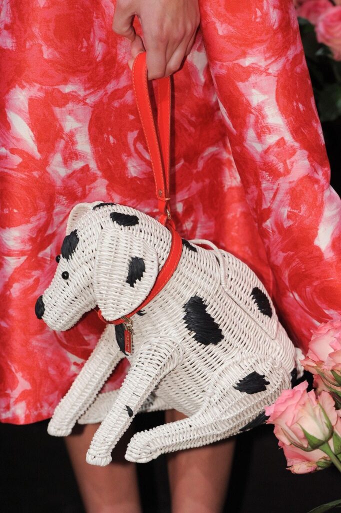 Bolsas divertidas: o acessório que transformou o street style em passarela criativa