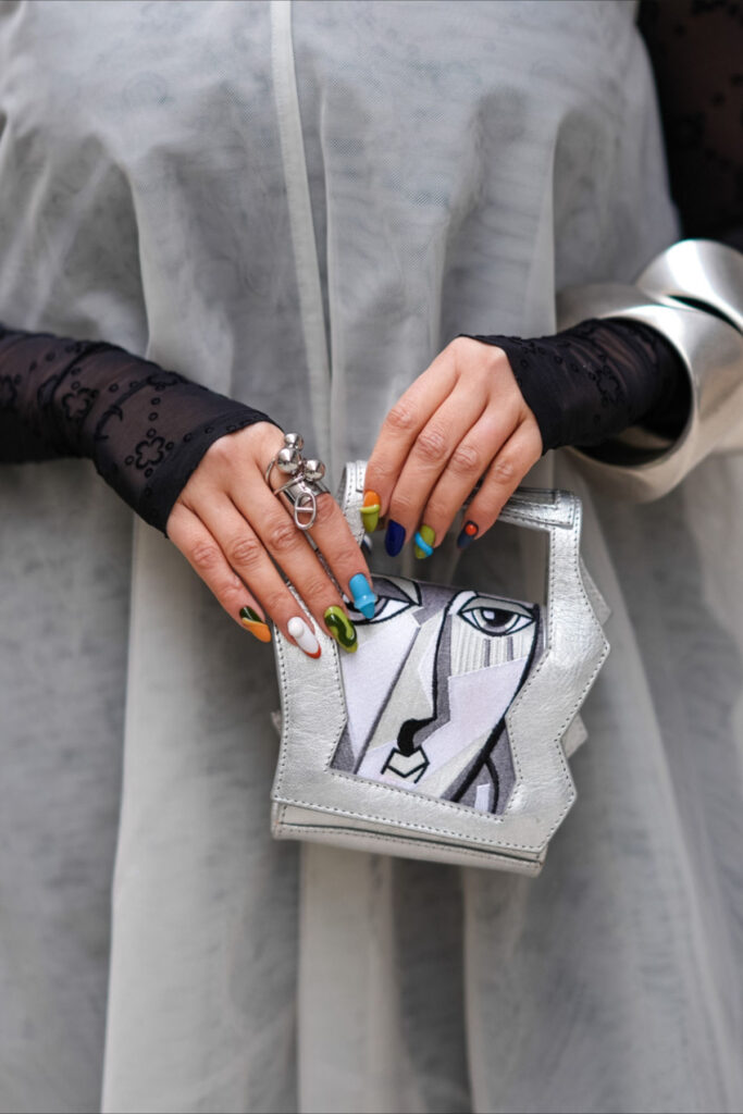 Bolsas divertidas: o acessório que transformou o street style em passarela criativa