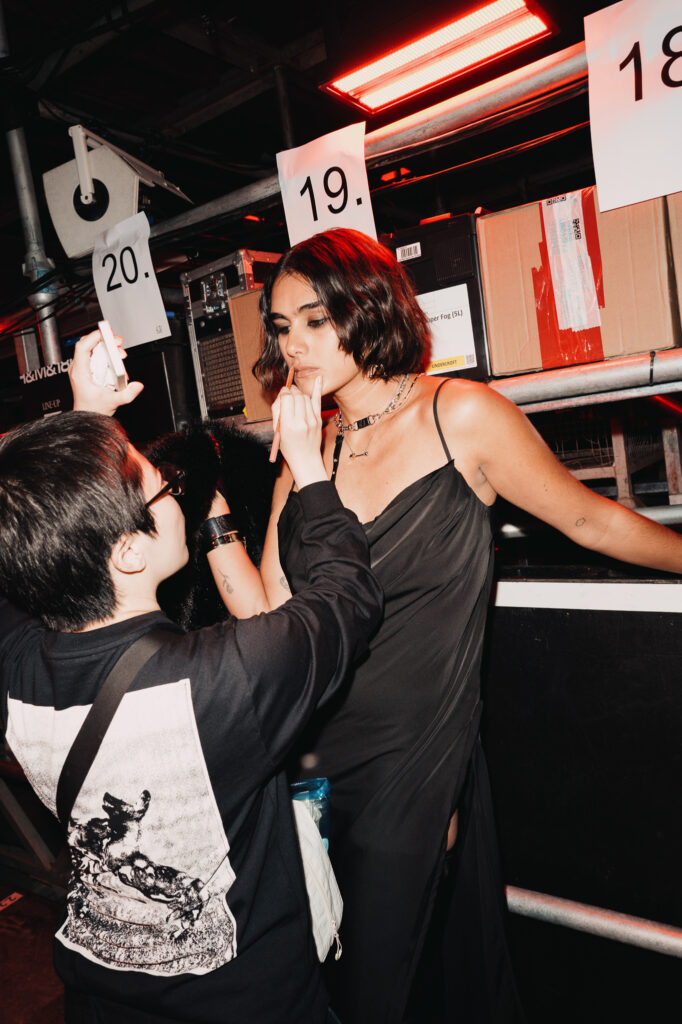 H&M apresenta coleções A/W25 em show híbrido na London Fashion Week