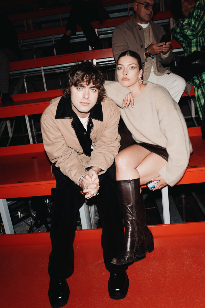H&M apresenta coleções A/W25 em show híbrido na London Fashion Week