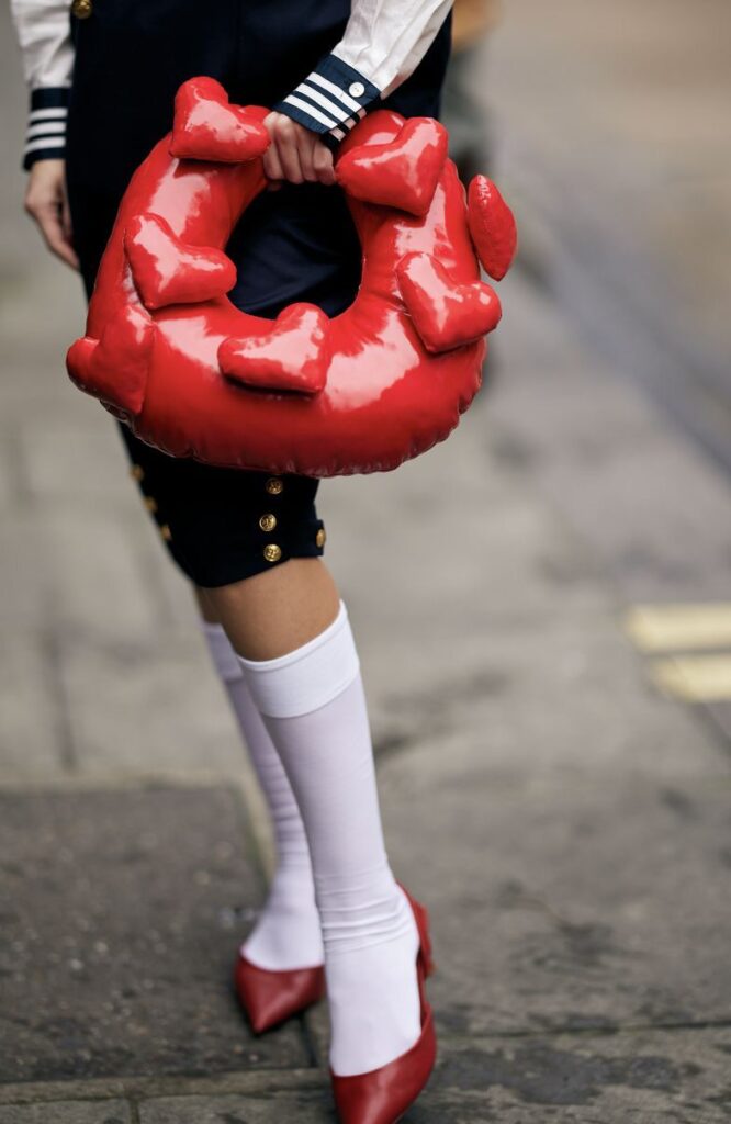 Bolsas divertidas: o acessório que transformou o street style em passarela criativa
