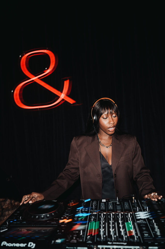 H&M apresenta coleções A/W25 em show híbrido na London Fashion Week