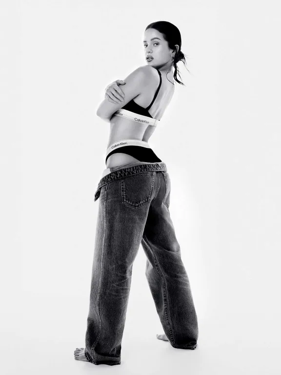 Rosalía estrela sua primeira campanha para Calvin Klein em um ensaio marcante
