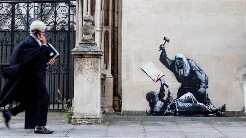 Novo mural de Banksy surge no Royal Courts of Justice, em Londres