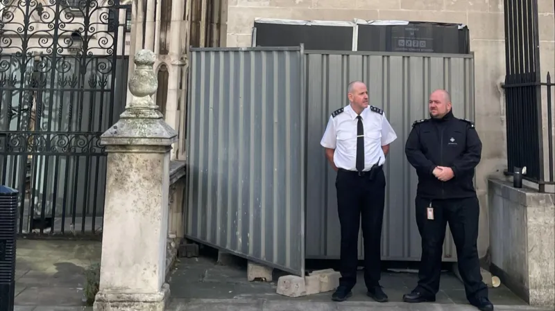 Novo mural de Banksy surge no Royal Courts of Justice, em Londres