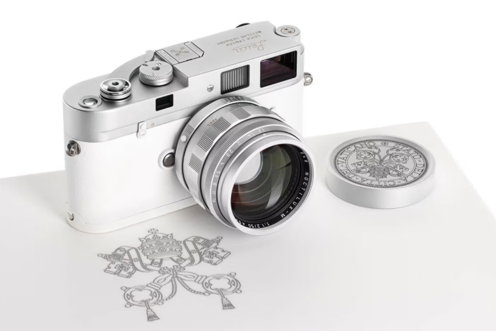 Leilão da Leitz apresenta Leica M-A única de Papa Francisco