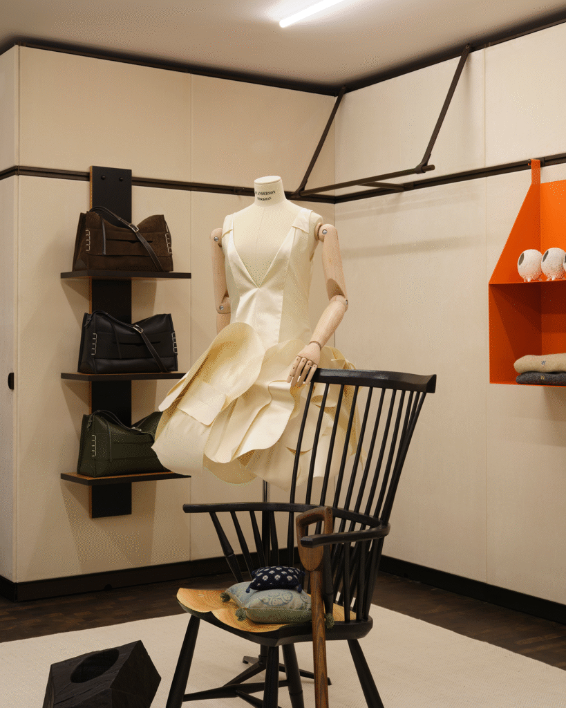 Jonathan Anderson abre nova Curiosity Shop no Soho de Londres