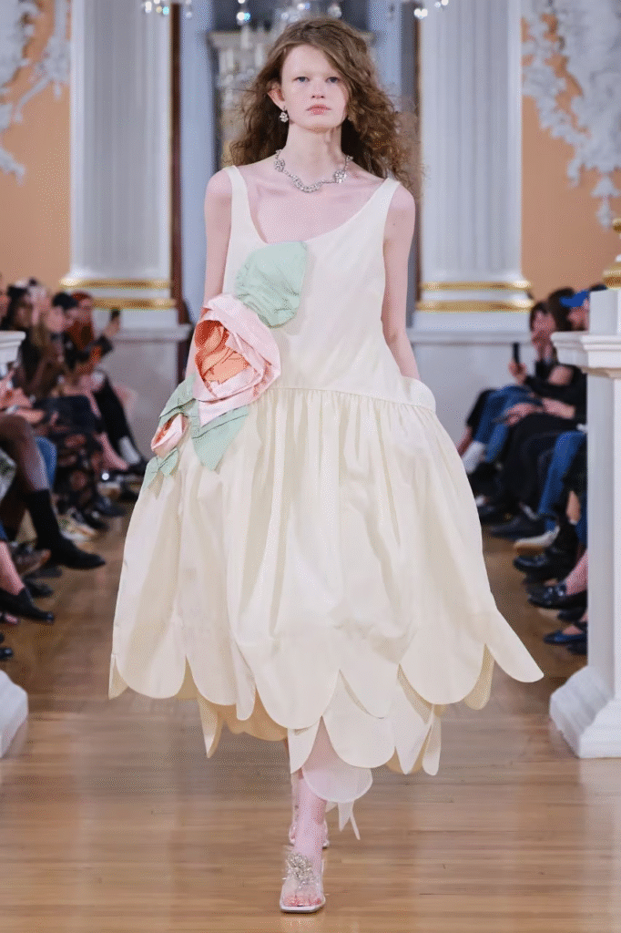 Simone Rocha apresenta nova colaboração com Crocs na passarela da SS26