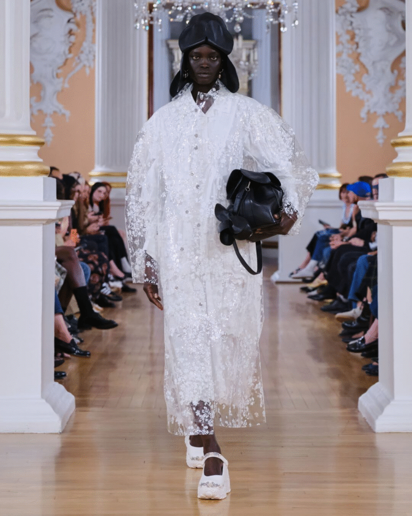 Simone Rocha apresenta nova colaboração com Crocs na passarela da SS26