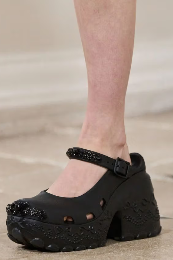 Simone Rocha apresenta nova colaboração com Crocs na passarela da SS26